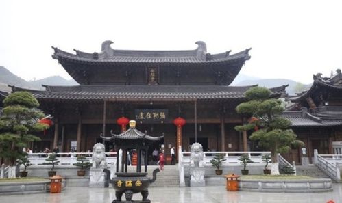 奢華佛境 溫州江心寺，殿堂金碧地暖輝映